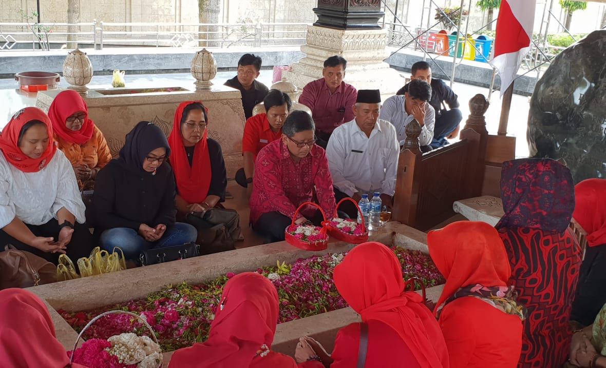 Sekjen DPP PDI Perjuangan, Hasto Kristianto ditemani beberapa anggota DPR RI berziarah ke makam Bung Karno, di Blitar, Rabu, 6 Juni 2018.  