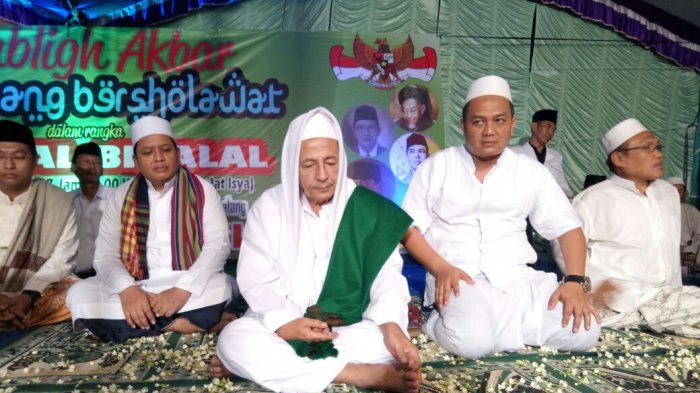 FATWA: Habib Luthfi Pekalongan bersama jamaah Kanzus Sholawat. (foto: ist)