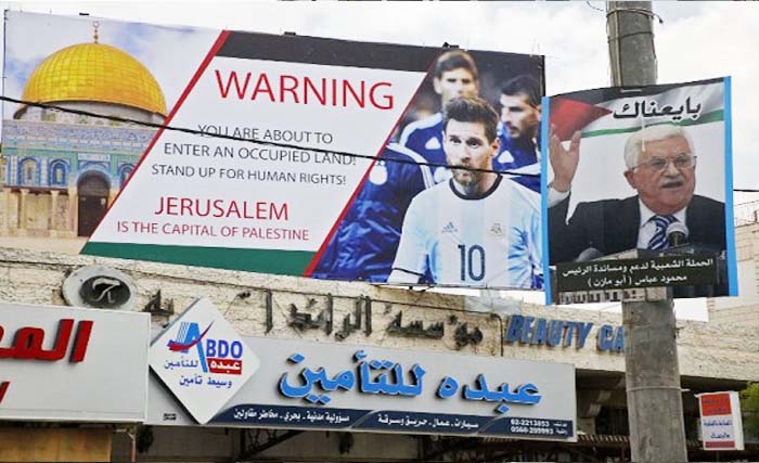 Poster peringatan dari aktivis HAM untuk timnas Argentina untuk tidak bertanding melawan tim Israel. (foto: afp)
