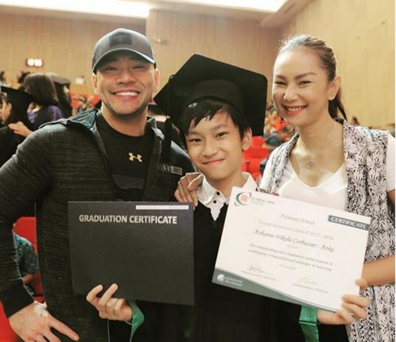 Kebahagiaan Deddy Corbuzier dan Kalina Oktaranny saat putra tungganya, Azkanio Nikola Corbuzier menjadi lulusan terbaik di sekolah internasional.