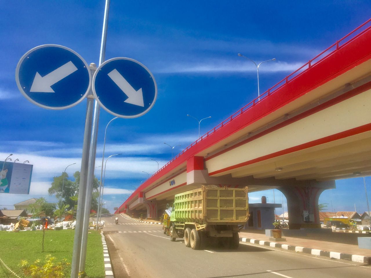 Flyover Keramasan dan Simpang Bandara-Tanjung Api Api di Kota Palembang. (foto: Dok. PUPR) 