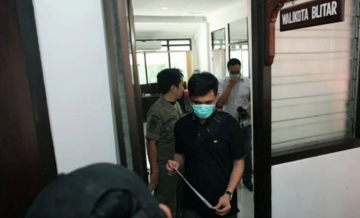 Penyidik KPK keluar dari ruang kerja Wali Kota Blitar seusai melakukan penggeledahan di Kantor Pemkot Blitar, Blitar, Jawa Timur, Kamis 7 Juni 2018. (Foto: Antara)