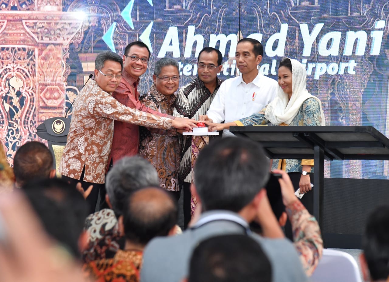 Presiden RI Joko Widodo saat meresmikan Bandar Udara Internasional Semarang, Kamis, 7 Juni 2018. 