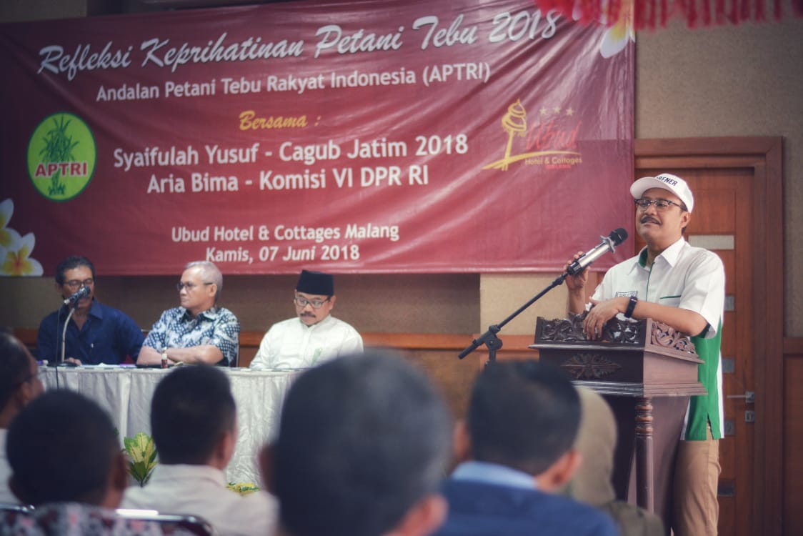 Calon Gubernur Jawa Timur Syaifullah Yusuf, saat bertemu dengan ratausan petani tebu yang tergabung dalam Andalan Petani Tebu Rakyat Indonesia (APTRI), di Malang, Kamis, 7 Juni 2018. 