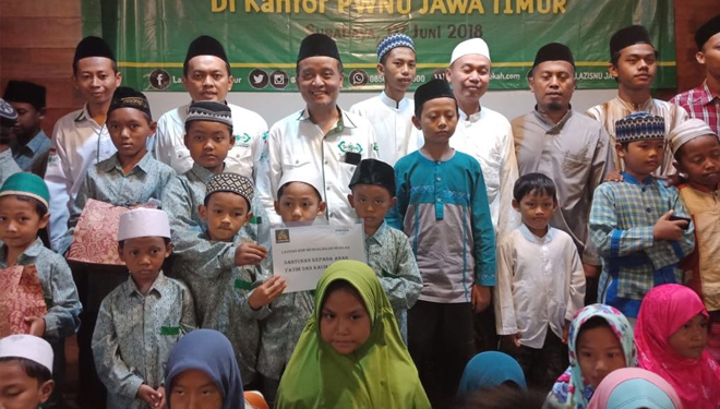 PEDULI: Sejumlah anak yatim piatu bersama LazisNU Jawa Timur. (foto: ist)