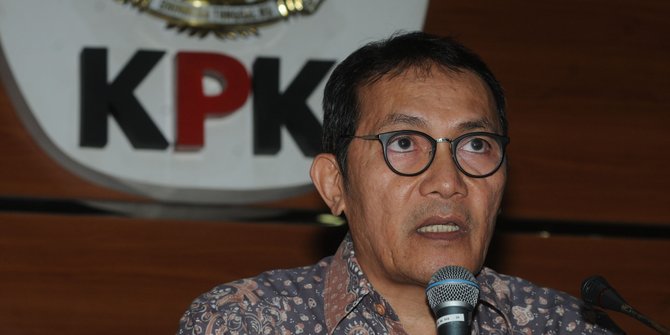Katua KPK Saut Situmorang mengumumkan status tersangka walikota Blitar dan Bupati Tulungagung.