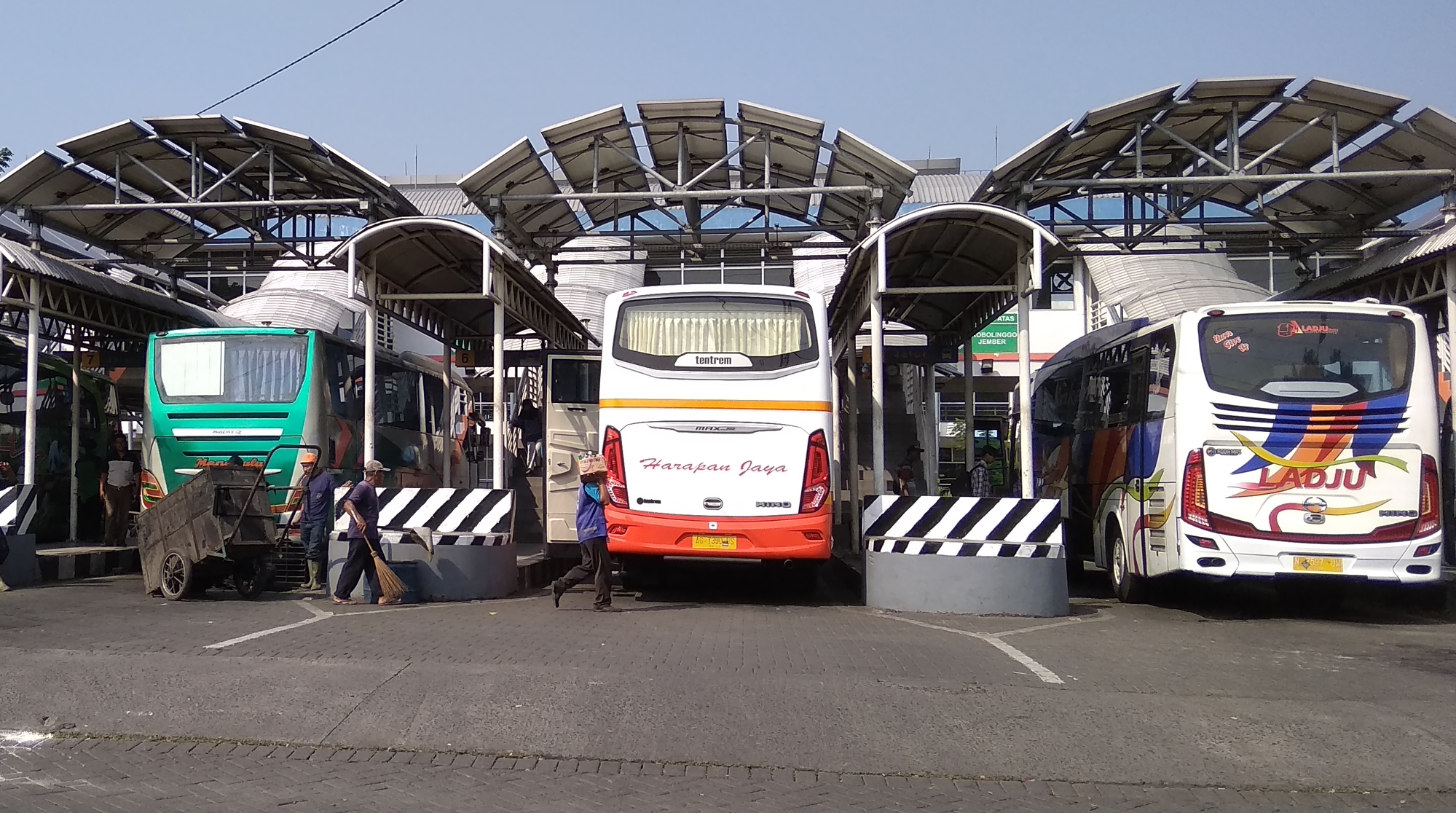 Bus di Terminal Purabaya Surabaya telah dipasang Speed Alarm oleh pihak kepolisian jelang Lebaran 2018. (foto: ngopibareng)