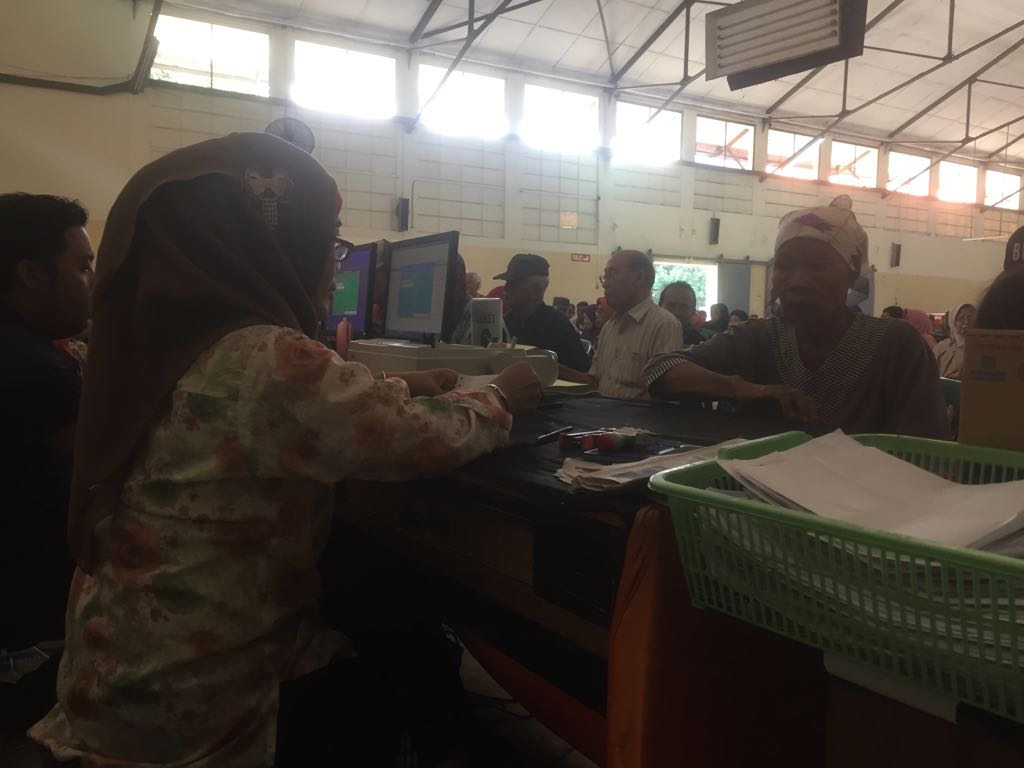 Pelayanan Kantor Pos Kebonrojo Surabaya ketika memberikan THR kepada para pensiunan PNS. (amm/ngopibareng.id) 