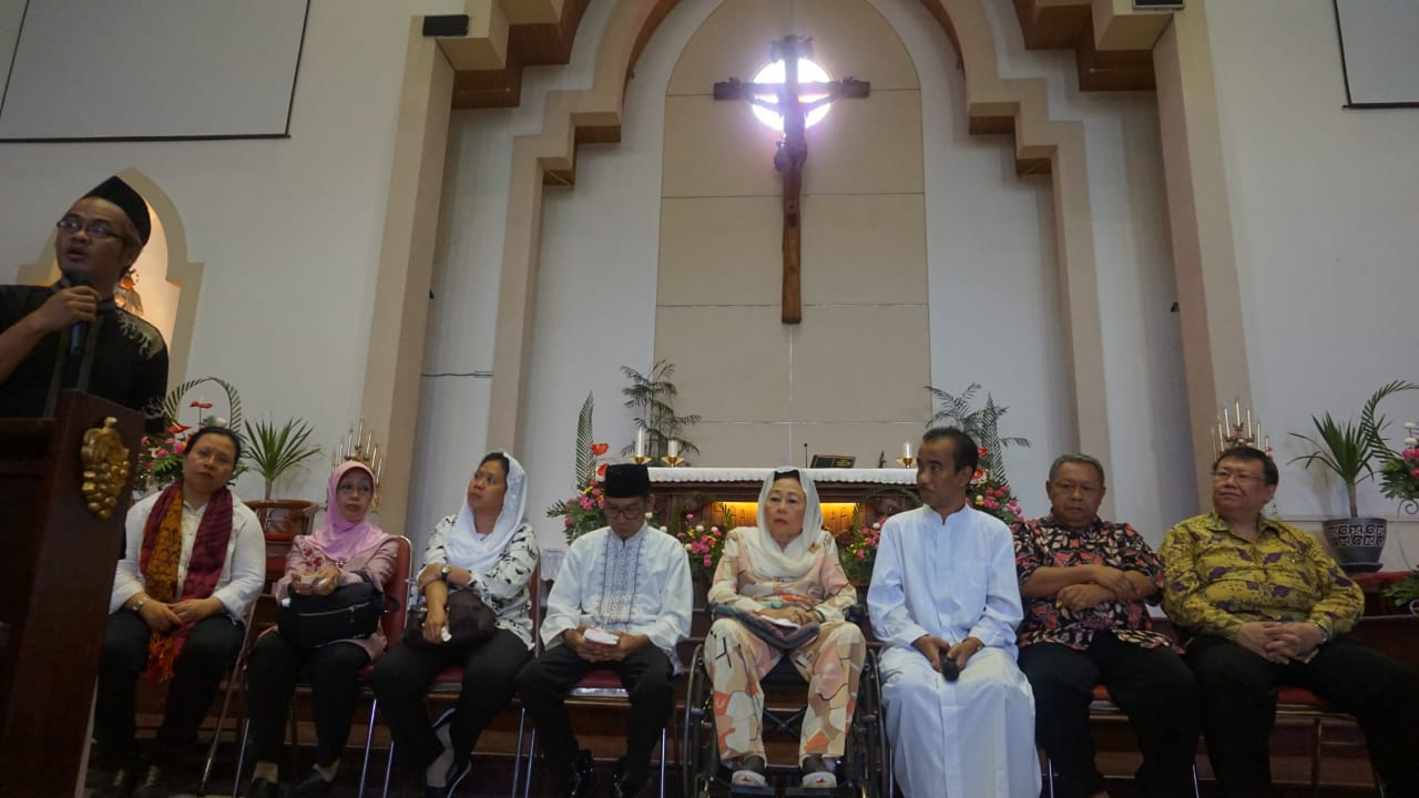 Sinta Nuriyah Abdurrahman Wahid bersama para pendeta serta keluarga korban ketika mengunjungi Gereja Santa Maria Tak Bercela di Jalan Ngagel Surabaya, Jumat (8 Juni 2018).
