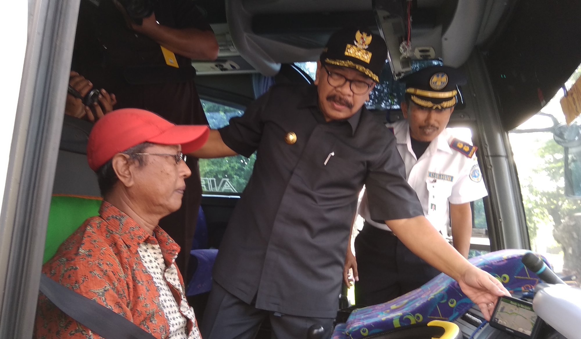 Gubernur Jatim Soekarwo, saat melakukan pengecekan di salah satu armada bus untuk mudik lebaran 2018. (foto: hrs/ngopibareng)