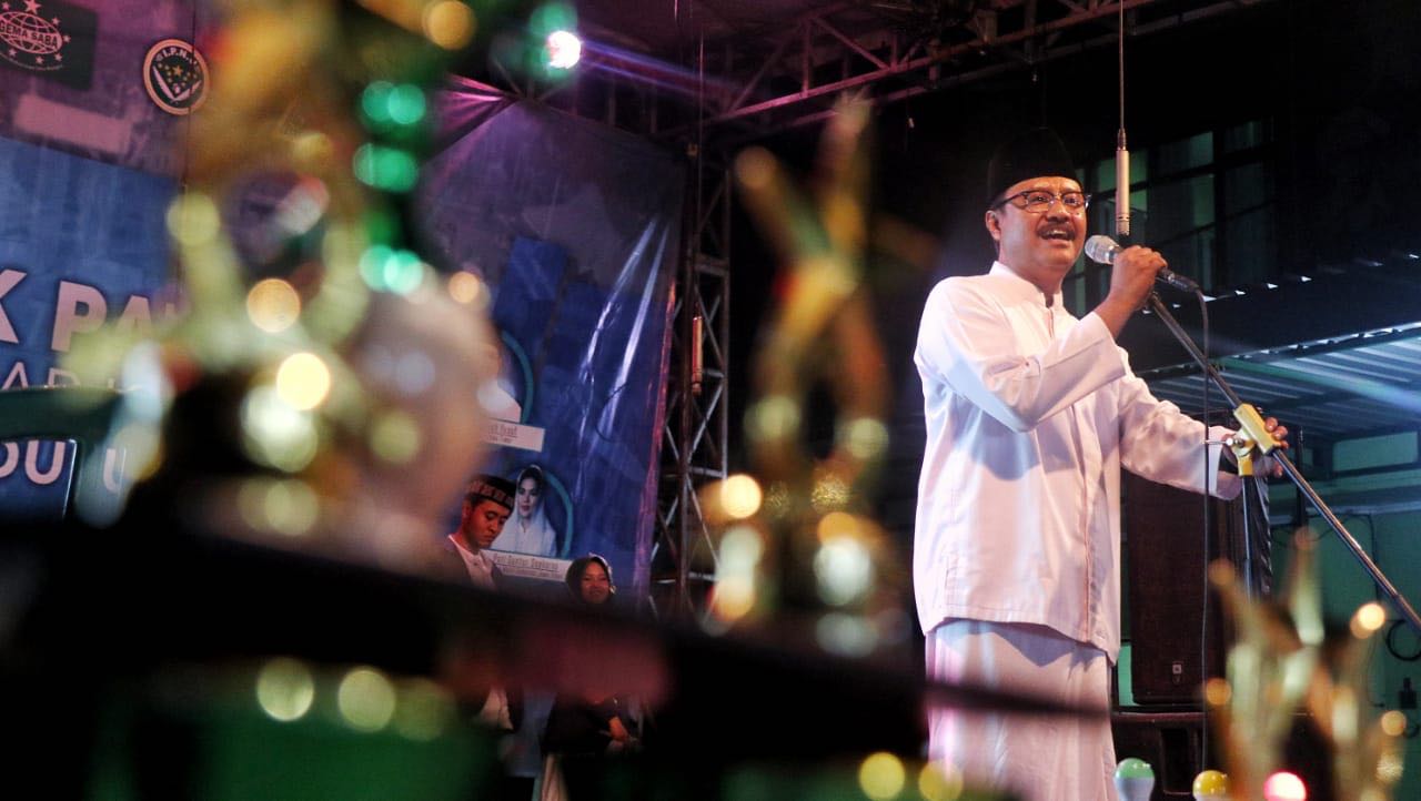 Bersama ribuan warga Sidoarjo, calon gubernur Jawa Timur nomor urut dua Saifullah Yusuf (Gus Ipul) ikut menikmati festival musik patrol "Kabeh Sedulur" yang digelar DPC PKB Sidoarjo, Sabtu, 9 Juni, dini hari.