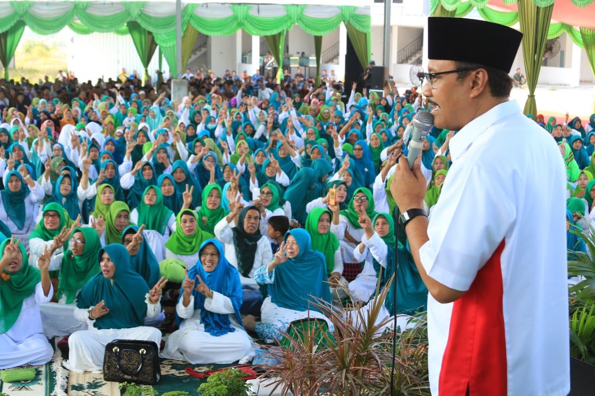Calon Gubernur Jawa Timur nomor urut dua Saifullah Yusuf (Gus Ipul) memperkenalkan Sholawat yang dilantunkan Puti Guntur Soekarno (Mbak Puti) pada ribuan tokoh masyarakat tingkat RT dan RW se Kabupaten Gresik, Sabtu 9 Juni 2018. 