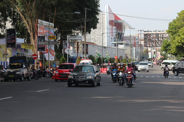 Jalan protokol utama Kota Blitar, Jalan Merdeka.  Sepi mamring dari kendaraan. foto:widikamidi