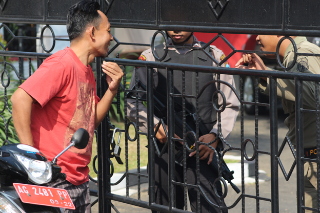 Digembok, dan dijaga polisi bersenjata. foto: widikamidi