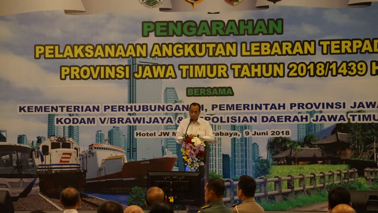 Menteri Perhubungan Budi Karya Sumadi saat memberikan pengarahan Pelaksanaan Angkutan Leharan Terpadu Provinsi Jatim, di Hotel JW Marriott, Surabaya, Sabtu 9 Juni 2018. (foto: hrs/ngopibareng)