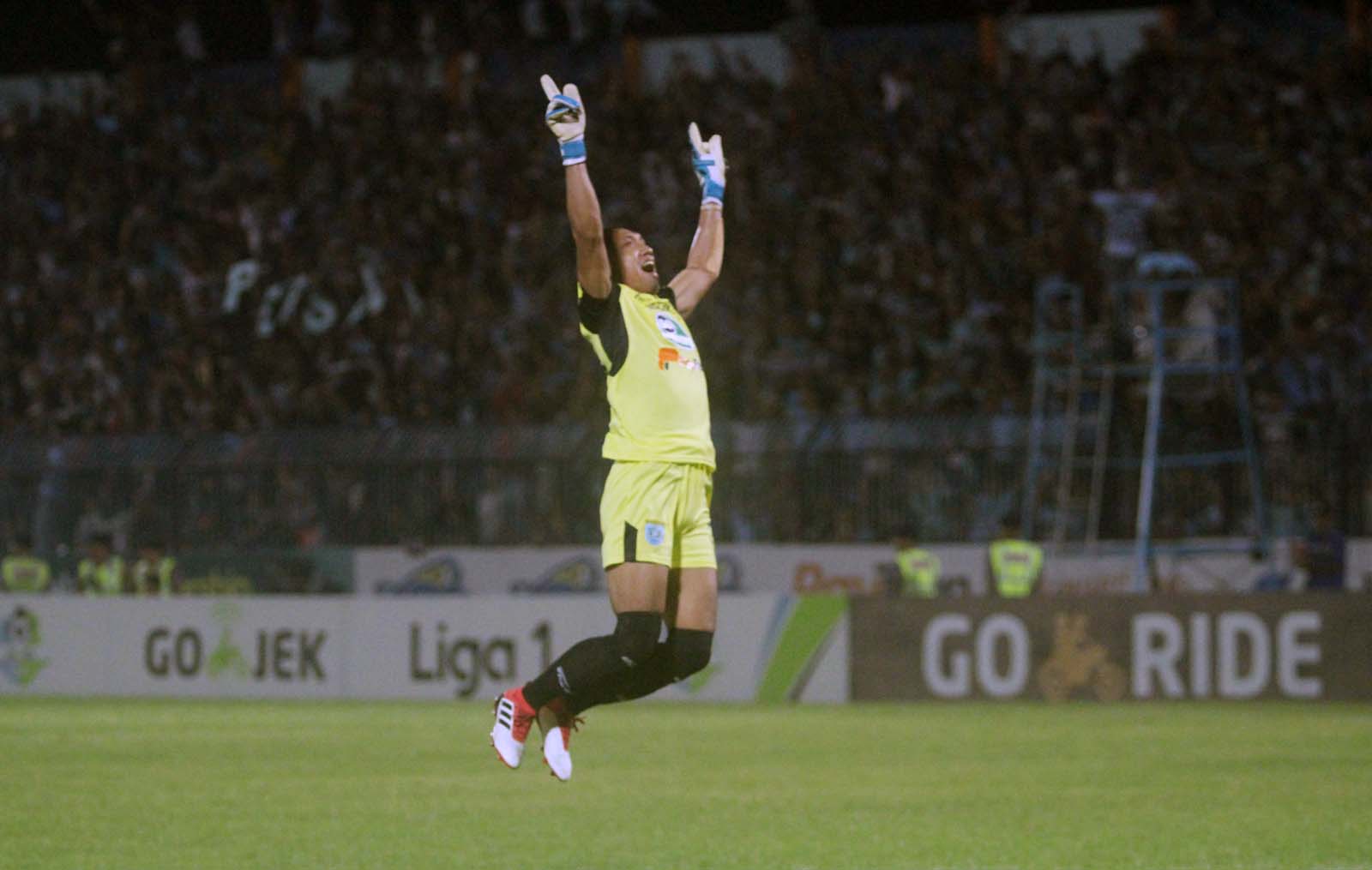 Kiper Persela Dwi Kuswanto meloncat usai Mitra Kukar 3-1 di Stadion Surajaya.foto:tom/ngopibareng.id 