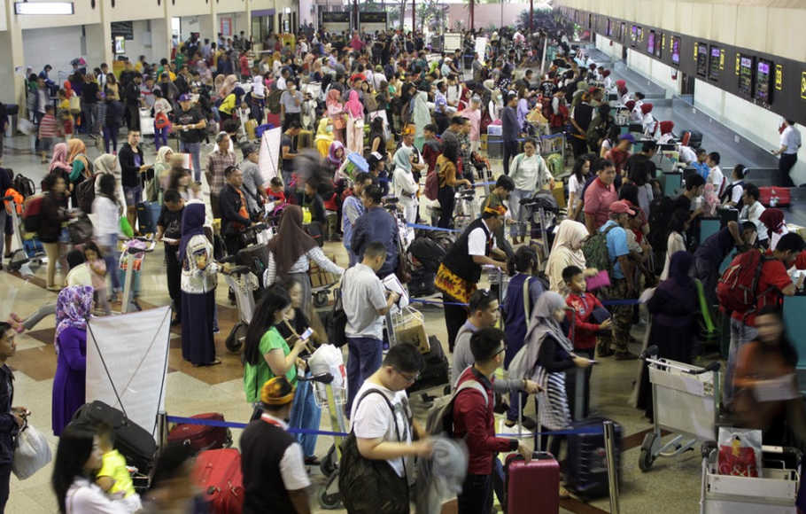 Penumpang di Bandara Internasional Juanda Surabaya di Sidoarjo, Jawa Timur. 