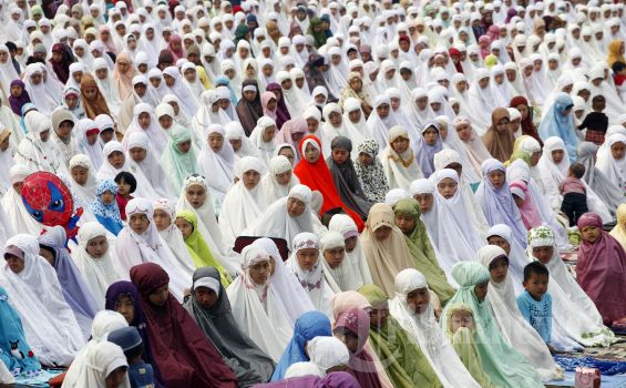 SYIAR ISLAM: Shalat Idul Fitri, diikuti putri-putri Islam. (foto: ist)