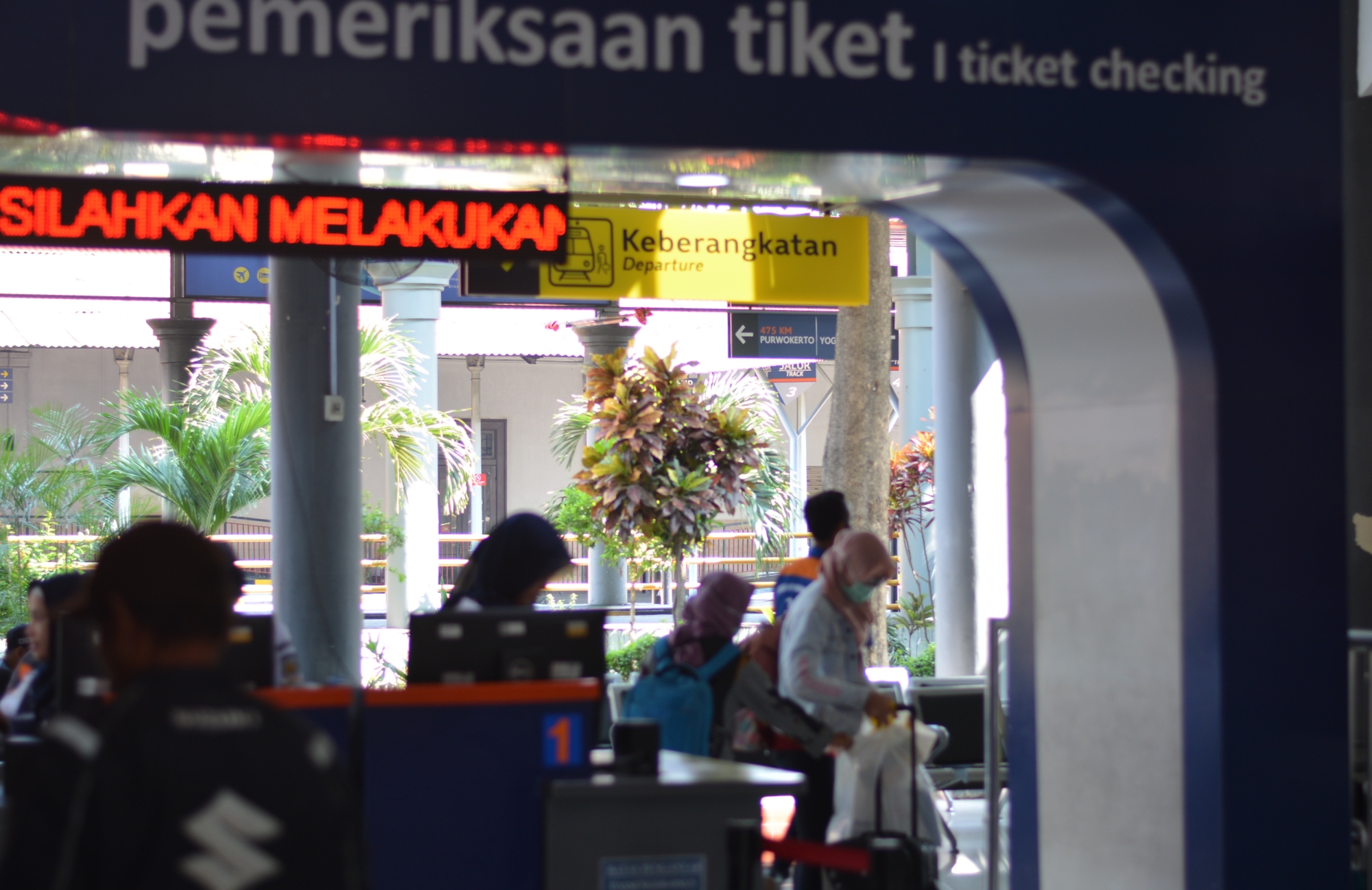 kondisi pemeriksaan tiket di Stasiun Gubeng Surabaya, Senin 11 Juni 2018. (Foto: Haris/ngopibareng)
