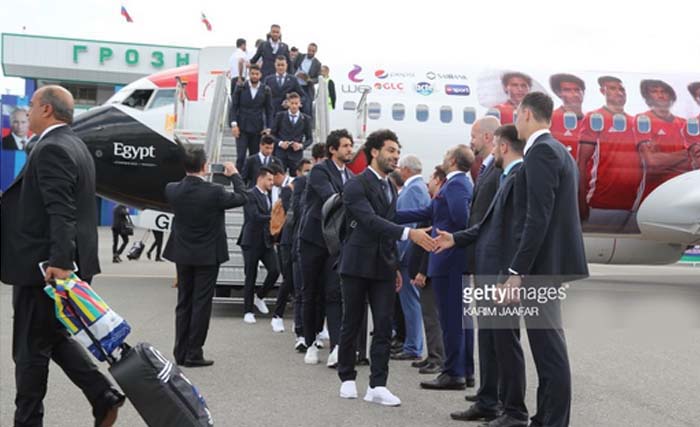 Mo Salah bersama timnas Mesir tiba di bandara internasional Grozny, Rusia hari Minggu 10 Juni kemarin. (foto: karim jaafar/gi)