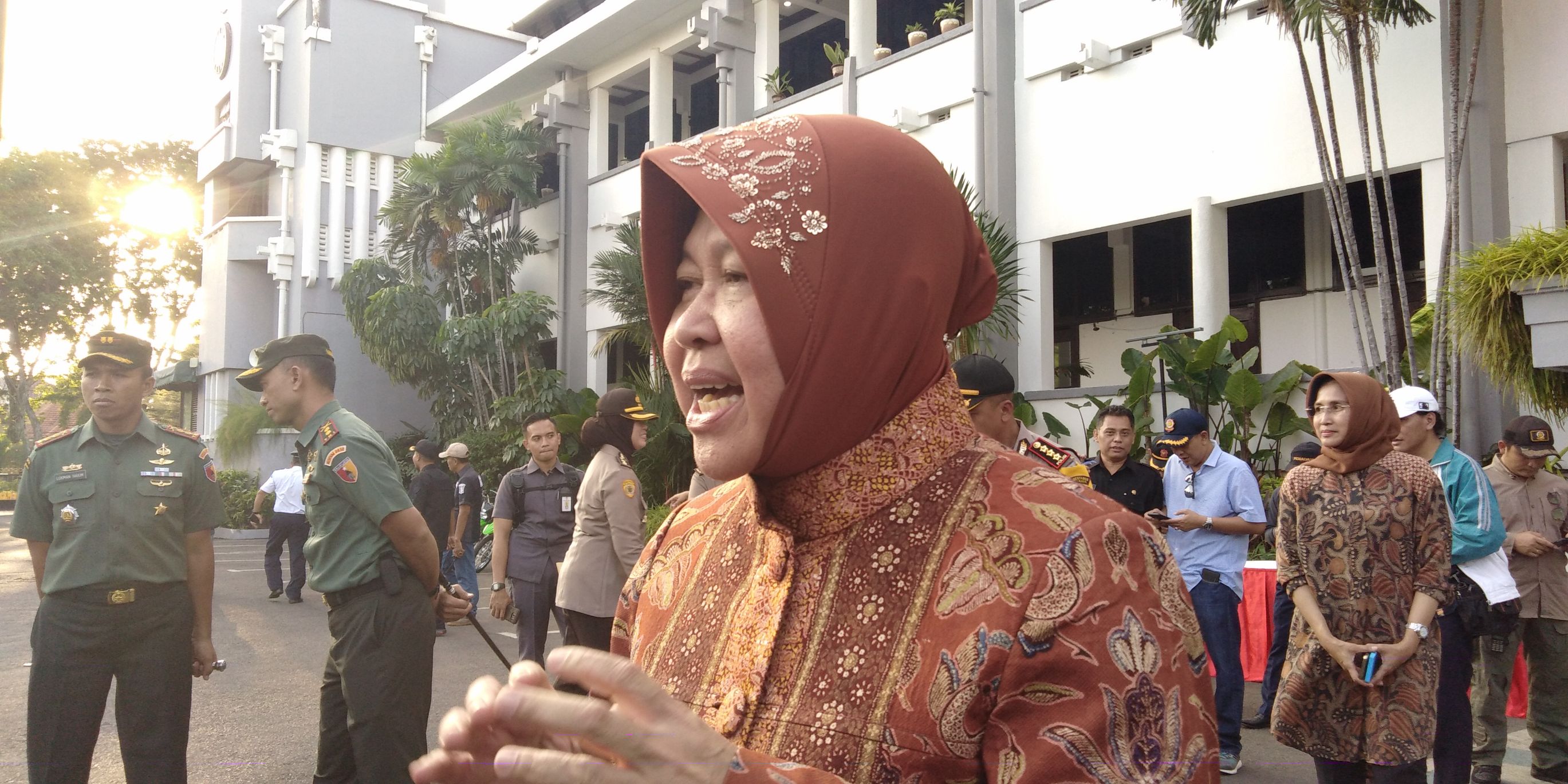 Wali Kota Risma, usai memimpin apel pengamanan di Taman Surya, Balai Kota Surabaya, Senin 11 Juni 2018. (foto: frd/ngopibareng.id) 