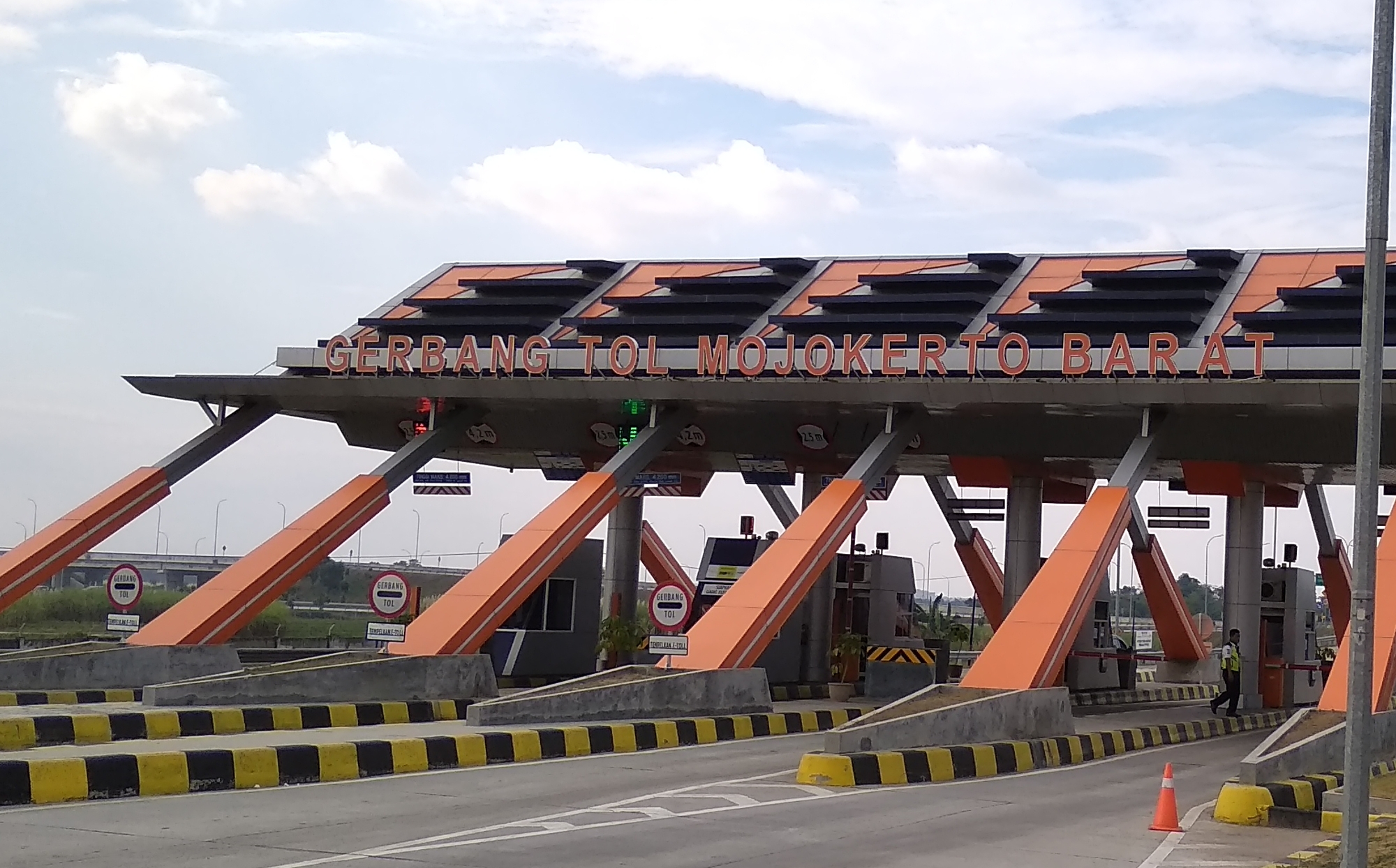 Gerbang tol Mojokerto Barat masih terpantau landai, meski sudah alami peningkatan kendaraan sebanyak 1.200, pada Senin 11 Juni 2018. (foto: hrs/ngopibareng)