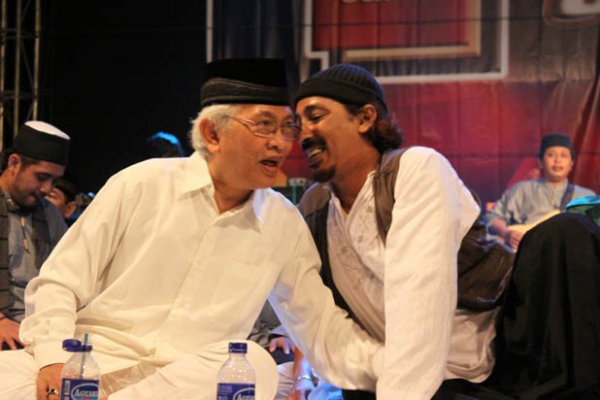AKRAB: Gus Mus bersama Habib Anis Sholeh Ba'asyin. (foto: ist)