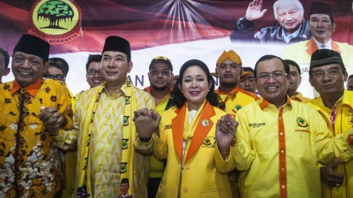 Titiek Soeharto diapit adiknya sekaligus Ketua Umum Partai Berkarya, Tommy Soeharto dan Sekjen Partai Priyo Budi Santoso.
