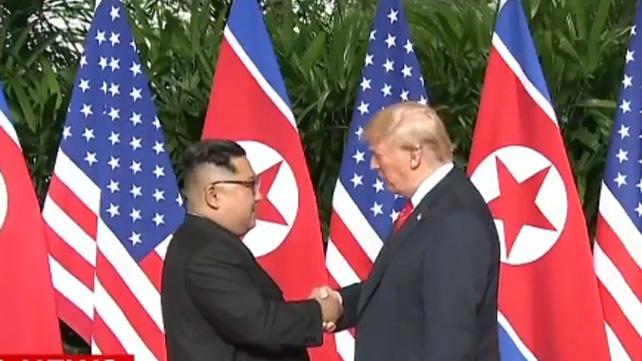 Kim Jong Un Pemimpin Korea Utara dan Donald Trump Presiden Amerika Serikat sudah berada di venue pertemuan bersejarah di antara mereka di Singapura. (Foto: Capture live CNN)