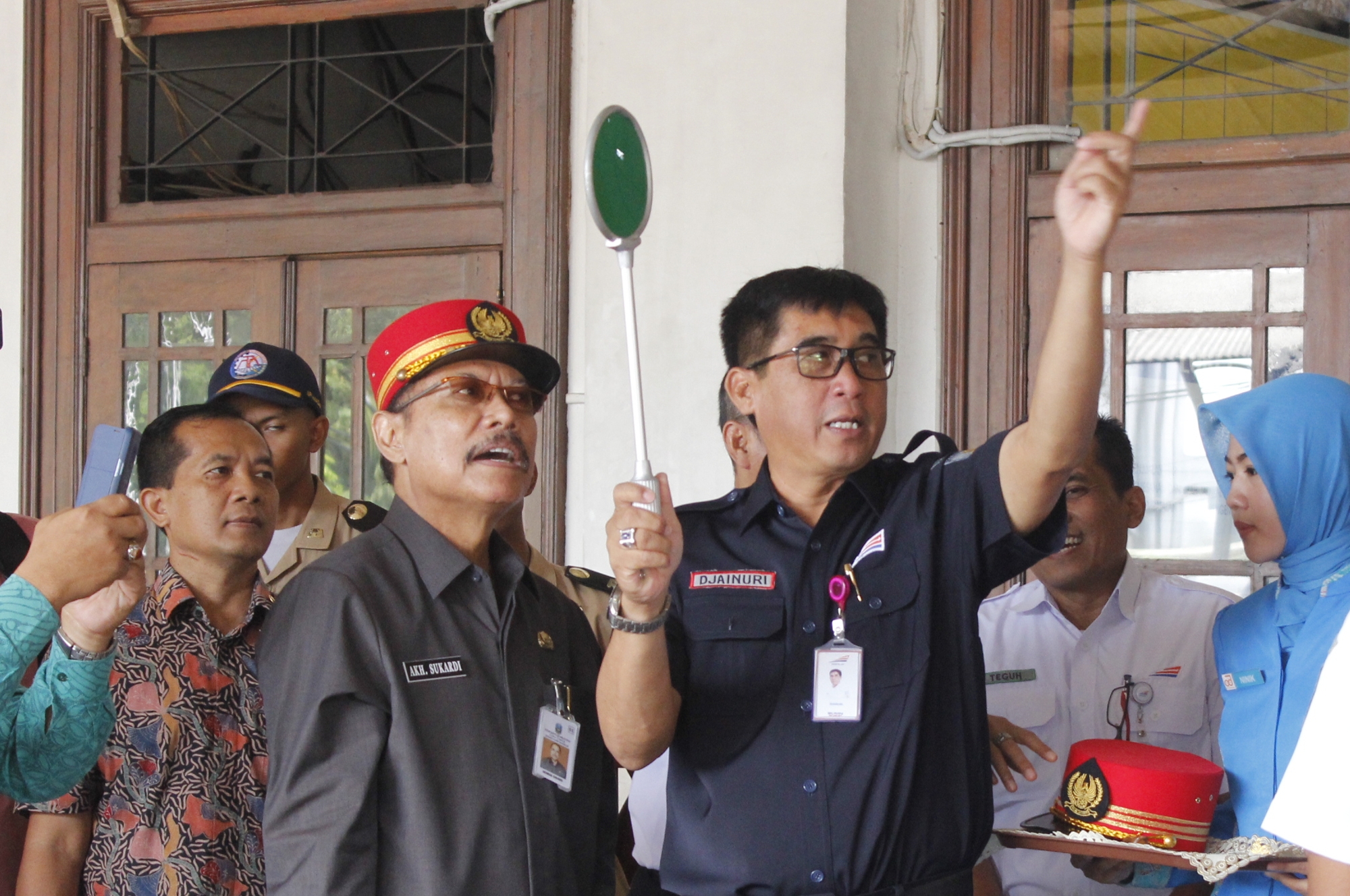 Sekdaprov Jatim, Ahmad Sukardi (kiri) bersama dengan Kepala PT KAI Daop 8 Surabaya, Djaenuri. (Foto: Haris/ngopibareng)