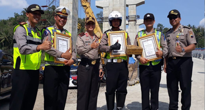 Piagam penghargaan untuk ketiga polisi yang membantu dorong mobil pemudik di ruas tol Salatiga-Kartasura, Jembatan Kali Kenteng, Semarang, Jawa Tengah.