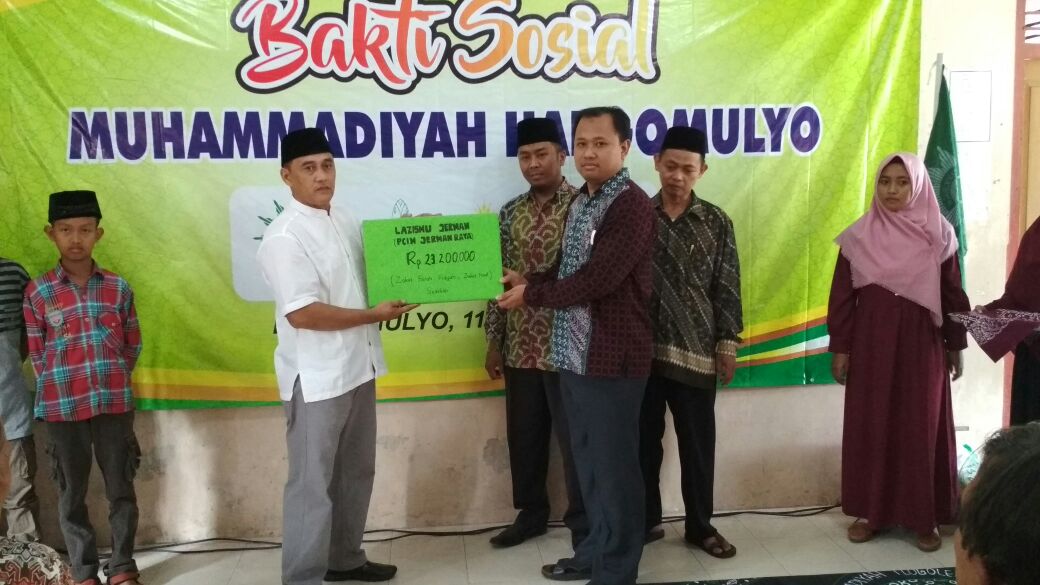 AKSI SOSIAL: PCI Muhammadiyah Jerman Raya menyerahkan bantuannya. (foto: ist)