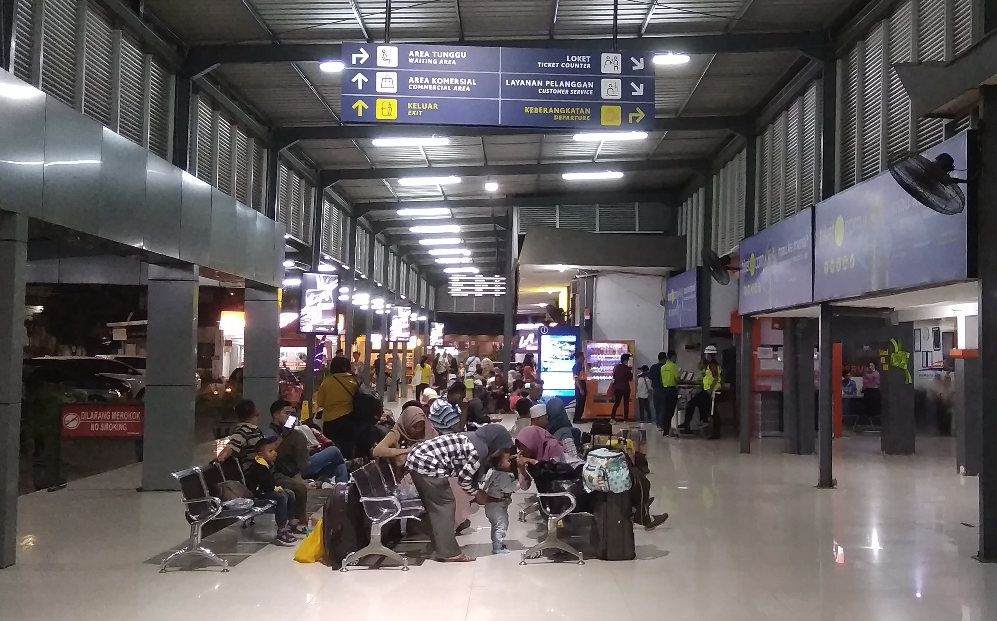 Kondisi Terkini penumpang KA di Stasiun Pasar Turi Surabaya H-3 masih belum membludak. (foto: hrs/ngopibareng)