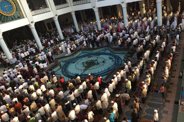 IDUL FITRI: Suasana Shalat Idul Fitri di Masjid Al-Akbar Surabaya. (foto; dok ngopibareng.id)