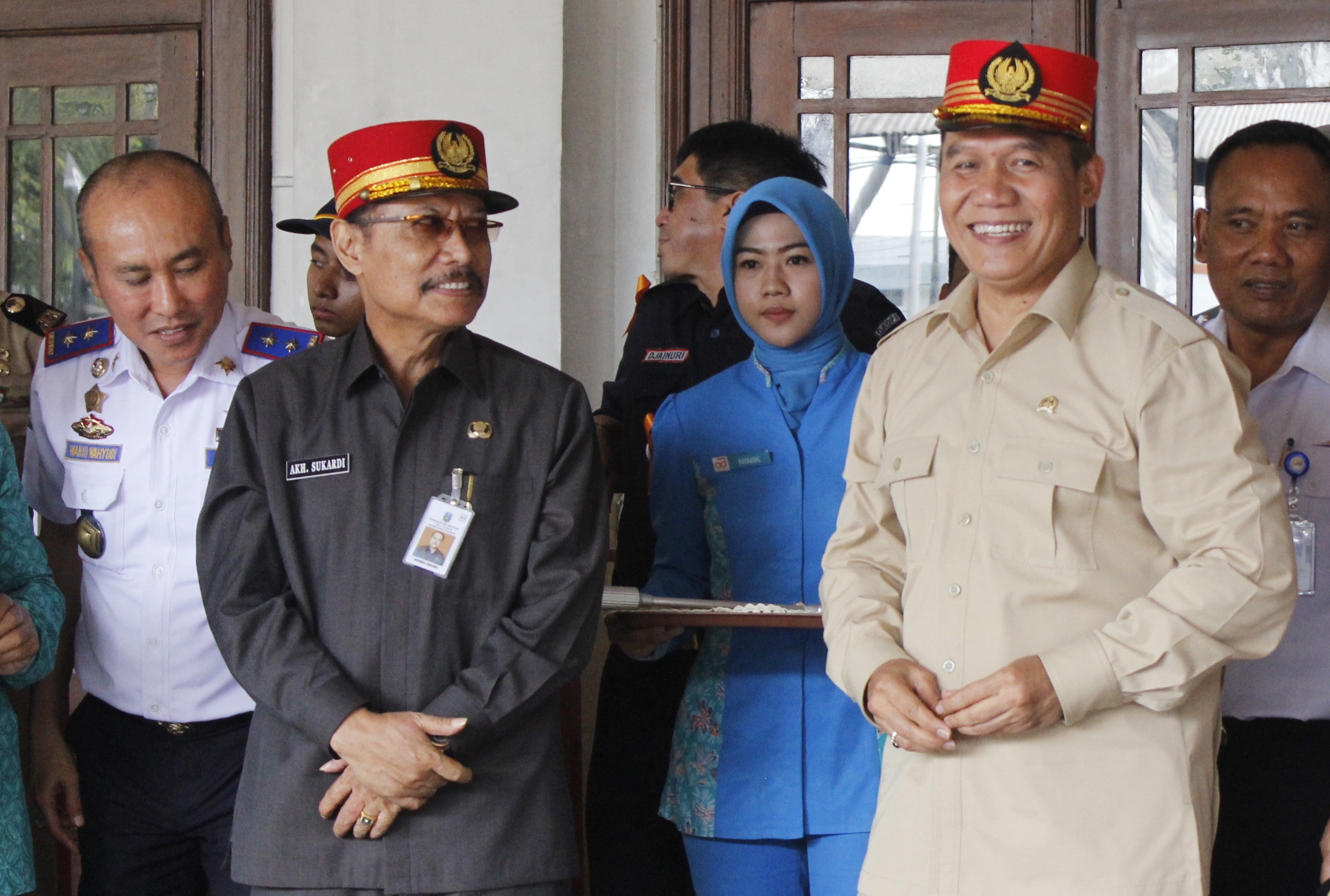 Anggota DPR RI komisi V Bambang Haryo (kanan) bersama Sekdaprov Jatim Ahmad Sukardi saat memberangkatkan mudik gratis di Stasiun Gubeng Surabaya, Selasa 12 Juni 2018. (foto: hrs/ngopibareng)