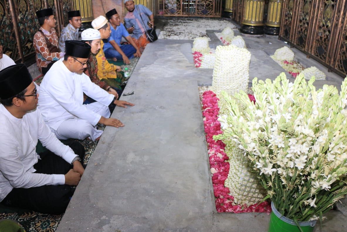 Saifullah Yusuf (Gus Ipul)-Puti Guntur Soekarno (Mbak Puti) melakukan ziarah ke Makam Saychona Kholil, yang berada di Gebang Bangkalan, Selasa, 12 Juni 2018 malam.