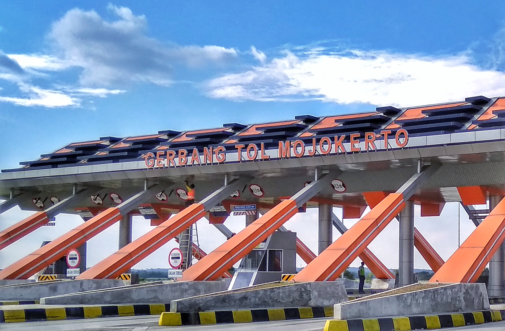 Gerbang Tol Mojokerto. (foto: ngopibareng)