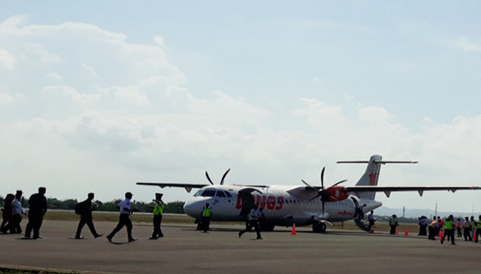 Pesawat ATR-72 milik Wings Air yang melayani rute komersil Surabaya-Sumenep parkir di Bandara Trunojoyo Sumenep, beberapa waktu lalu. (Foto: Antara)