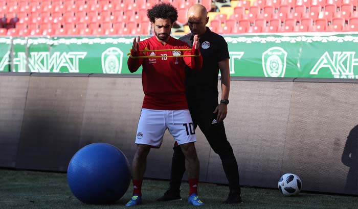 Penyerang Mesir Mohamed Salah melakukan  sesi latihan khusus untuk cedera bahunya, di stadion Akhmat Arena di Grozny hari Selasa 12 Juni 2018 kemarin, tiga hari jelang Piala Dunia 2018 Rusia. (foto: karim jaafar/afp)