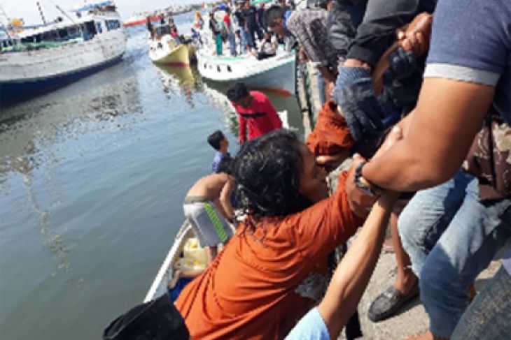 Para Penumpang kapal karam berhasil dievakuasi tim SAR, Rabu, 13 Juni 2018. (Foto: Antara)