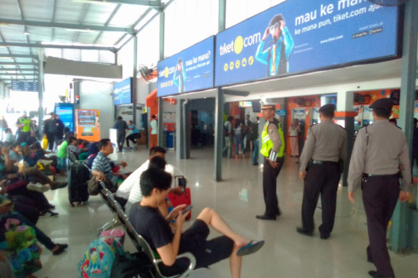 Personel polisi disebar untuk mengamankan arus mudik di Stasiun Pasar Turi Surabaya, Rabu, 13 Juni 2018. (IST/ Antara Jatim)