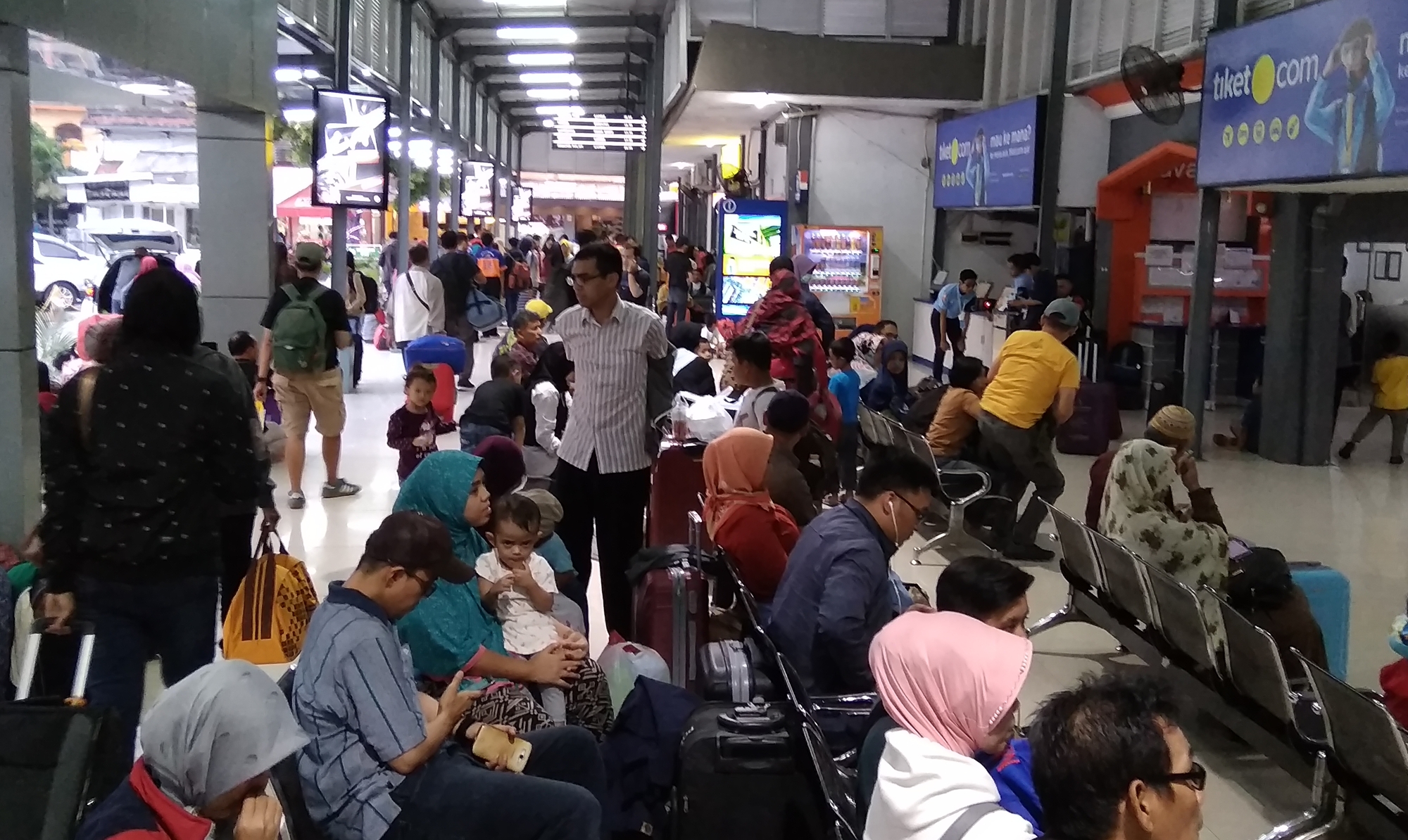 Suasana stasiun Pasar Turi H-2 lebaran, atau Rabu 13 Juni 2018. (foto: hrs/ngopibareng)