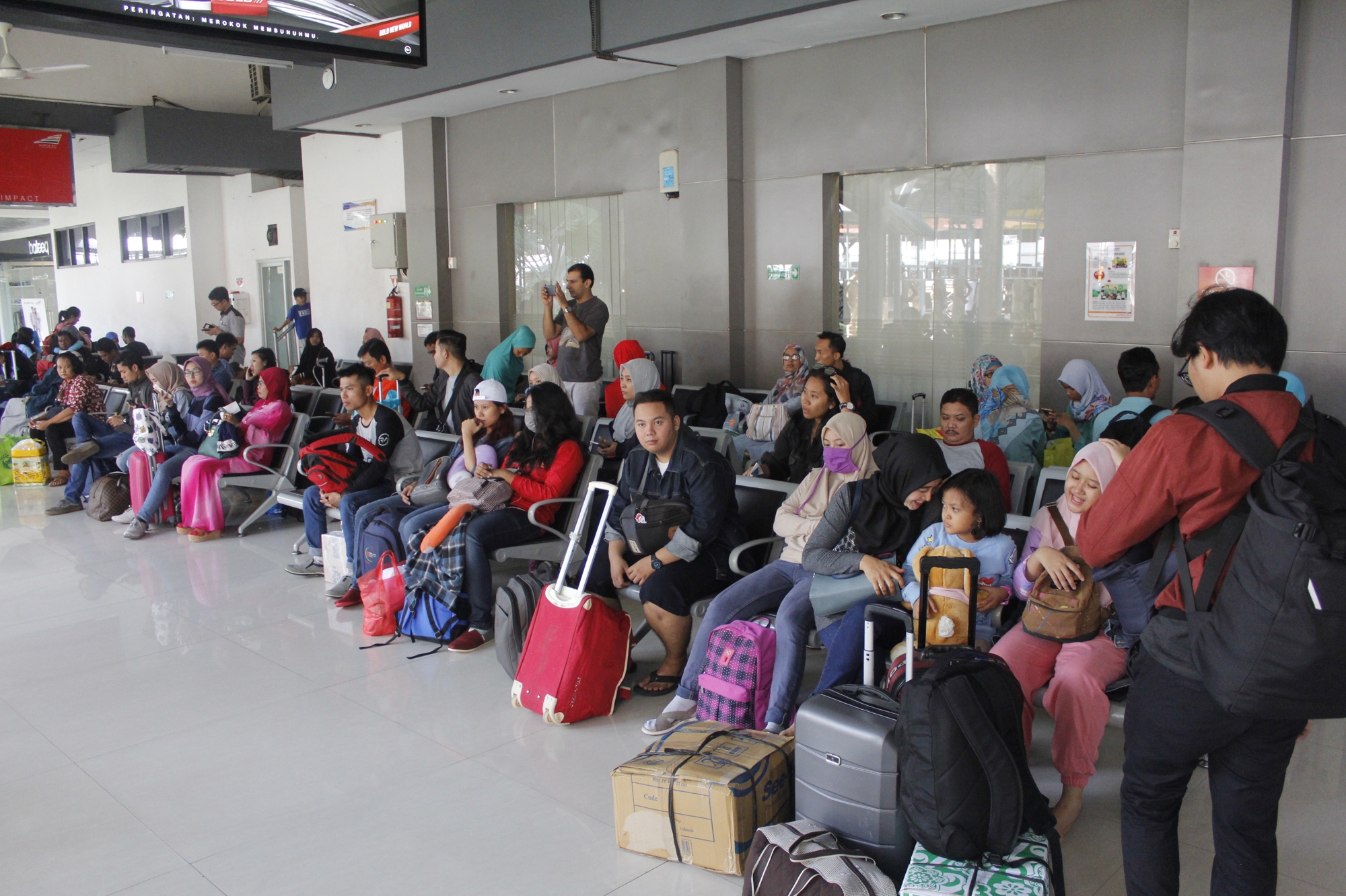 Pemudik di Stasiun Gubeng Surabaya H-1 Lebaran 2018. (foto: ngopibareng)