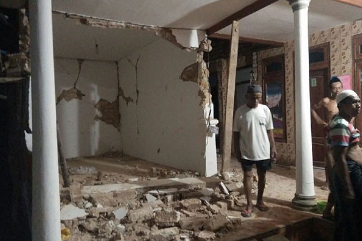 Sejumlah warga melihat bangunan mereka yang rusak akibat gempa bumi berkekuatan 4,8 skala Richter (SR) di Sumenep, Jawa Timur, pada Rabu malam 13 Juni pukul 20.06 WIB. (Foto: Antara)