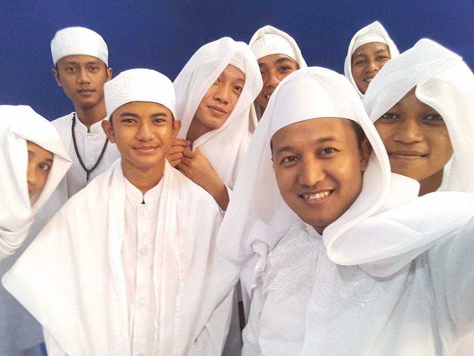 RAMAH: Rikza Chamami (kanan) di antara generasi muda Asnawiyah Kudus. (foto: ist)