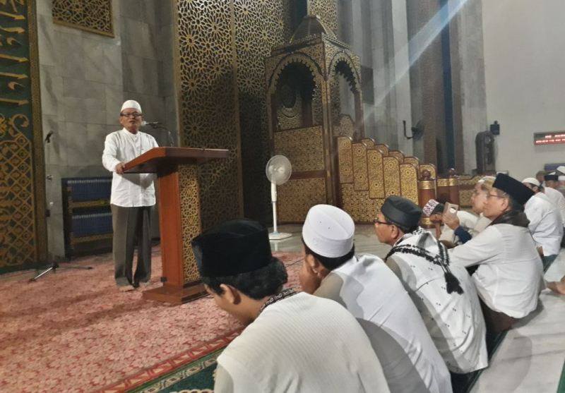 KH D. Zawawi Imron ketika menyampaikan pesan kebaikan di Masjid Al-Akbar Surabaya. (foto: ist)