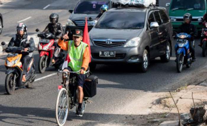 Pemudik Warisno mengayuh sepeda di kawasan Nagreg, Kabupaten Bandung, Jawa Barat, Selasa  12 Juni 2018 lalu.   Warisno yang berdomisili di Bandung memilih mudik ke kampung halaman di Kebumen menggunakan gowes  yang memerlukan waktu tempuh dua hari. (foto: agung rajasa/antara)