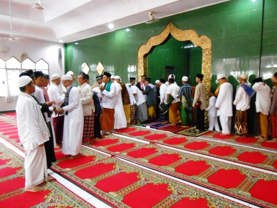 MEMAAFKAN: Halal bihalal dilakukan usai shalat Idul Fitri di sebuah masjid. (foto: dok ngopibareng.id)