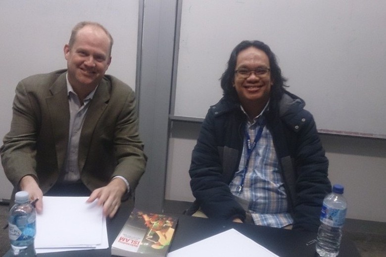 PESAN LANGIT: Prof Nadirsyah Hosen (kanan) bersama koleganya di Monash Law School, Australia. (foto: ist)