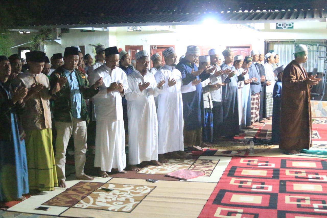 Calon gubernur Jawa Timur nomor urut dua Saifullah Yusuf (Gus Ipul) mendapatkan kesempatan istimewa mengikuti sholat Taraweh terakhir malam Ramadhan di kediaman KH Ubaidillah (Gus Ubaid) tokoh sentral Ma'had Al Fatah Temboro, Megetan, Rabu, 13 Juni 2018. 